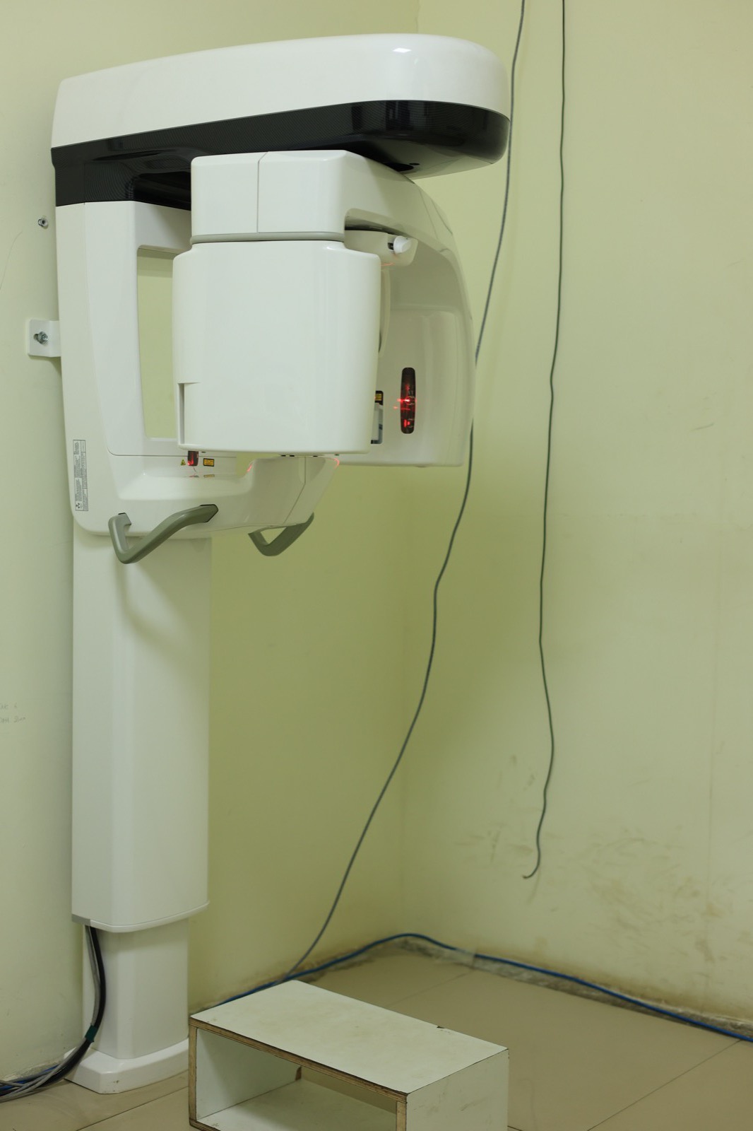 Panoramic dental X-ray machine